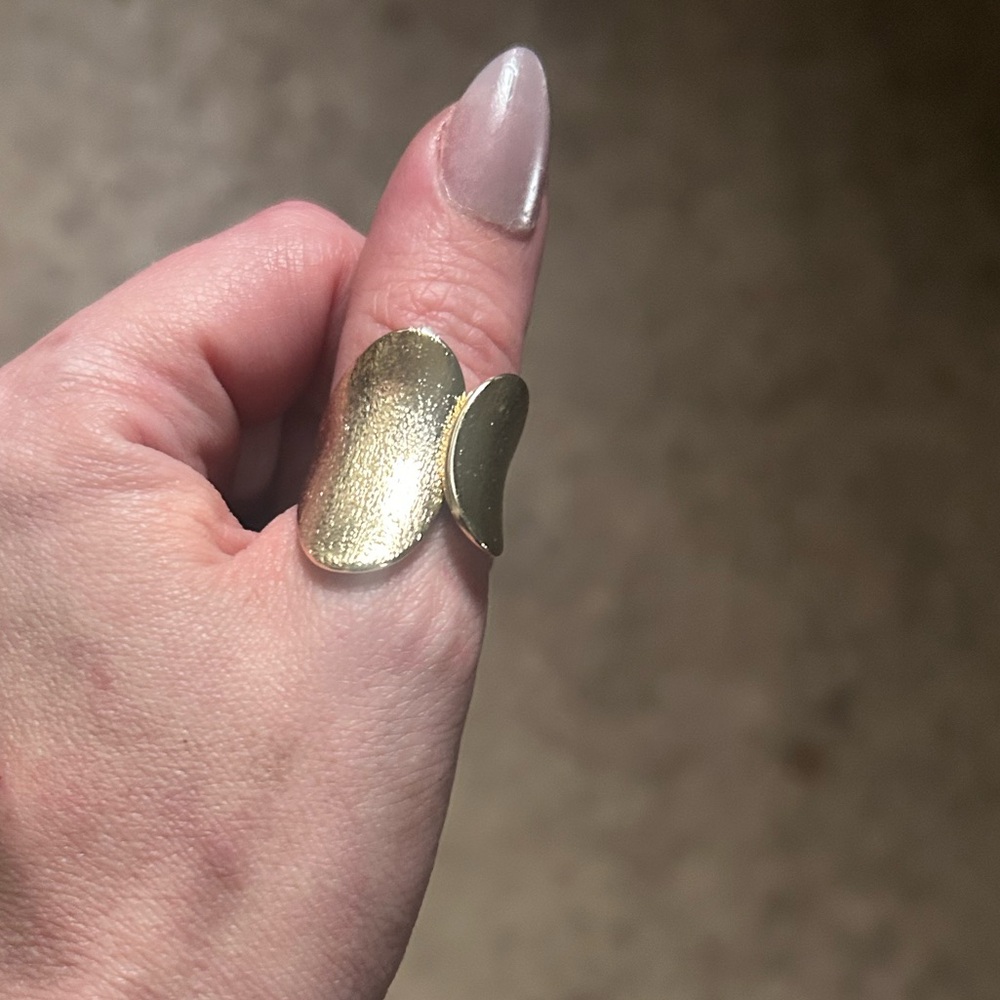 Pretty Bird Elegant & Adjustable Gold Plated Textured Statement Ring